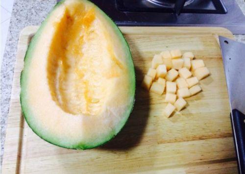 古丽吃哈密瓜,甜蜜滋味中的文化之旅